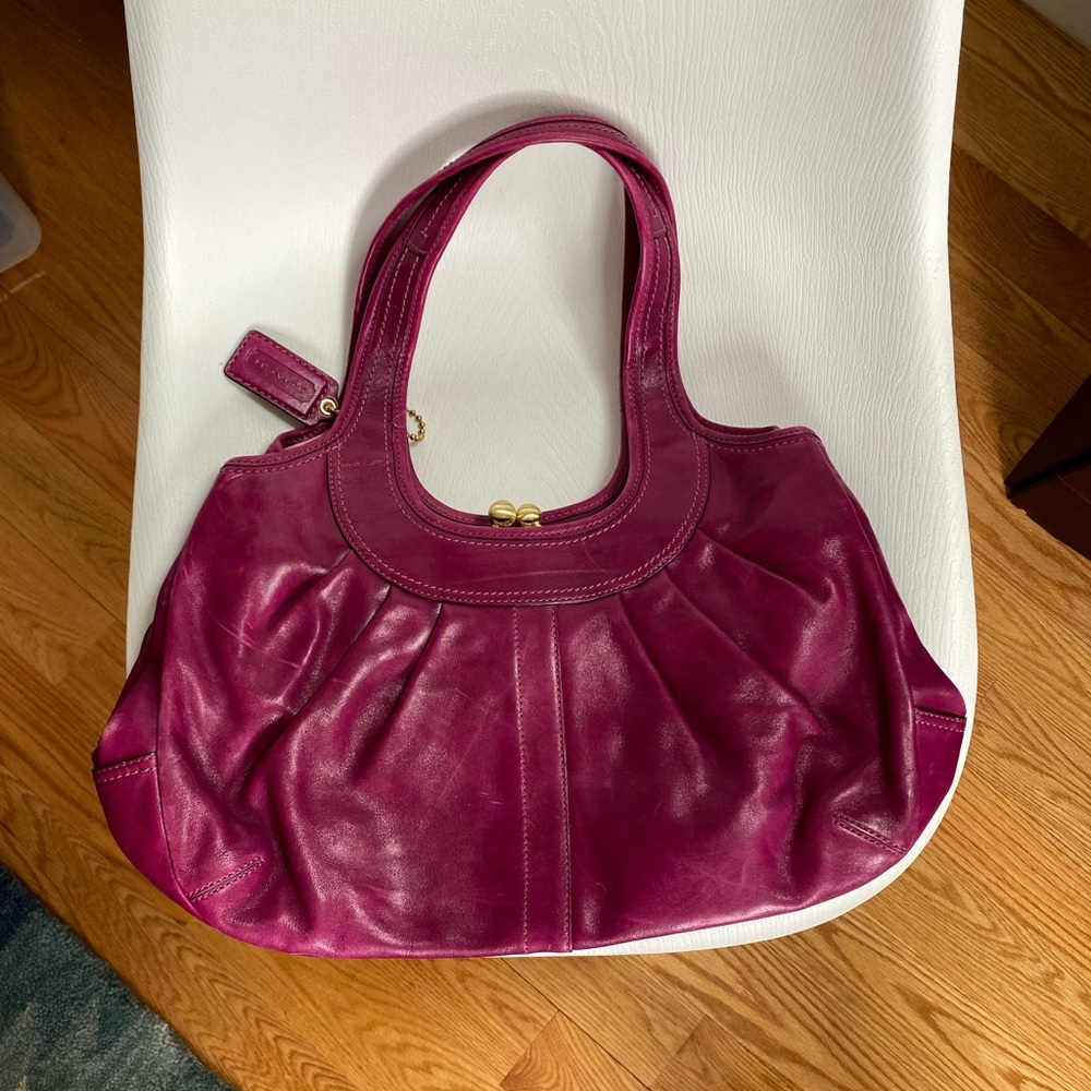 Coach medium sized leather handbag with gold accents and lots of pockets